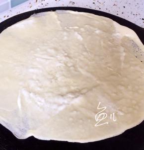刮好的煎饼，熟后可以翻面烙几秒钟