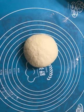 半小时后取出面团揉匀，揉成光滑面团。