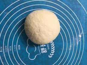 半小时后取出面团揉匀，揉成光滑面团。