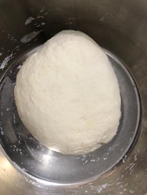 用手揉成光滑的面团，盖上保鲜膜静置半小时。