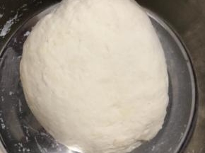 用手揉成光滑的面团，盖上保鲜膜静置半小时。