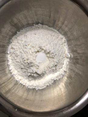 把高粉和低粉混合，在最上面挖个洞，放入盐。