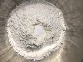 把高粉和低粉混合，在最上面挖个洞，放入盐。
