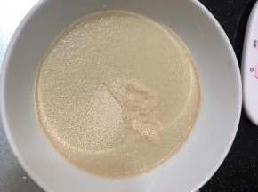酵母先用水化开并静置5分钟。