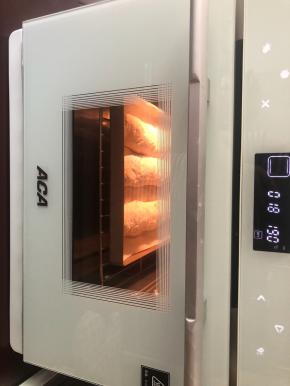 ACA北美电器小白蒸烤箱预热好以后，把面团放入，上下火190度烤18到20分钟左右就可以了，具体时间温度根据自家烤箱脾气调整。