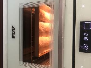 ACA北美电器小白蒸烤箱预热好以后，把面团放入，上下火190度烤18到20分钟左右就可以了，具体时间温度根据自家烤箱脾气调整。