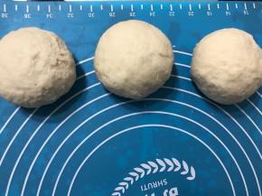平均分成三份，并揉圆，盖上保鲜膜静至10分钟左右！