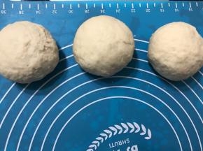 平均分成三份，并揉圆，盖上保鲜膜静至10分钟左右！