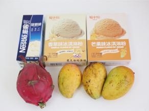 准备好食材，火龙果买的是红心的，更甜颜色更好看哦，芒果用大台农，出来果汁更香甜。