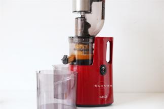 先把芒果肉放进SKG原汁机里榨出果汁，芒果的果肉纤维很丰富，味道也很香，做完的冰淇淋可以加入榨好汁的芒果渣，吃起来口感也很棒！