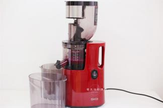 火龙果肉也放入原汁机里榨出果汁，火龙果里面会有籽，原汁机过滤过的和直接用料理机搅打出来，口感更好，孩子更喜欢。