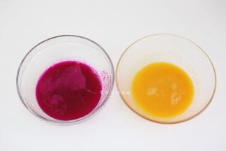 榨好的果汁分别装在两个碗里，取出140克就够了哦，多余的直接喝掉。