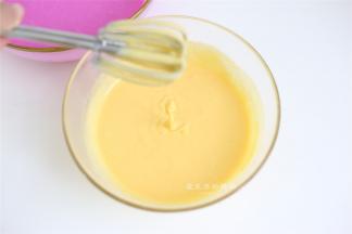 用打蛋器搅打4分钟，直到出现能流动的纹理即可。