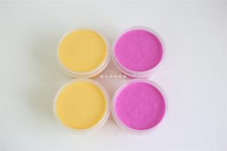 准备好冰淇淋杯，把冰淇淋液倒入杯子里，盖上盖子放入冰箱冷冻4小时即可。喜欢挖球的直接装入长条的碗里，冻硬后用冰淇淋勺挖就好啦。