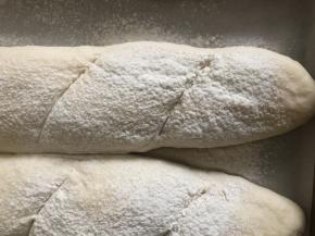 发成原来的2倍大筛上少许面粉，用快刀在每个面团上割几刀，一定要注意筛少许面粉，还有要用快刀，要不然就会像我这样整得丑丑的。