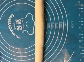 从左到右给它卷起来，收口朝下。并给它搓长一些。