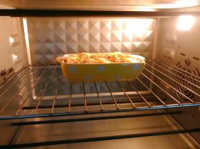 放入烤箱中层170度烤20到30分钟至表面金黄，布丁凝固即可