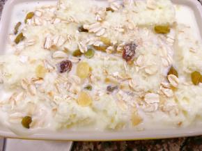 撒上即食麦片，再用勺子压一压让材料都吸饱蛋奶液