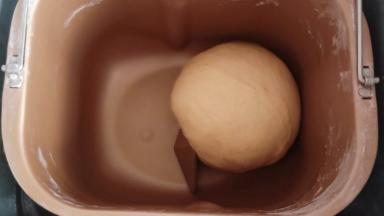 启动面包机揉面程序15分钟。