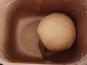 启动面包机揉面程序15分钟。