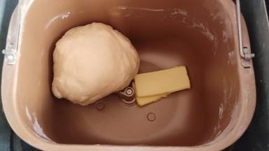 放入黄油，继续揉15分钟。