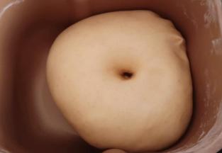 放入面包机里发酵至两倍大，中间戳个洞不回缩不塌陷即可。