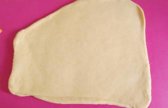 发酵好的面团取出用擀面杖排气。