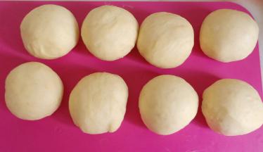 分成60克左右一个的面团，注意加盖保鲜膜。