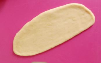 取一个面团擀成舌状。