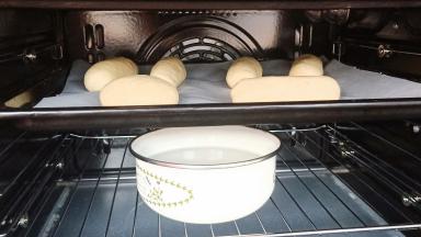 放入烤箱进行发酵，旁边放一碗温水。