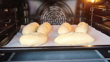 发酵至两倍大，取出表面刷蛋液，撒少许白芝麻。入预热好的烤箱170度中下层烤20分钟即可。