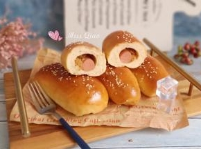 肉松肠仔包。