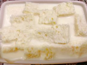 把蛋奶液过筛在烤碗里