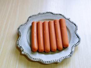 首先将火腿肠去掉外包装。