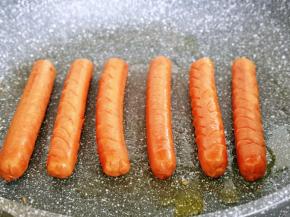 小火煎至焦黄夹出备用。