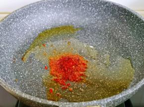 另起油锅，加入辣椒粉。