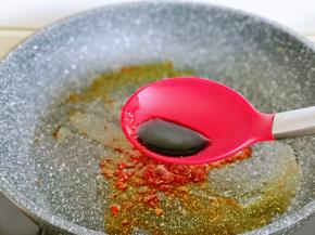 再加入鲜酱油。