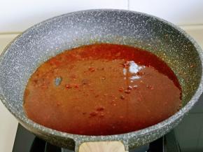 再加入半小碗水烧开。