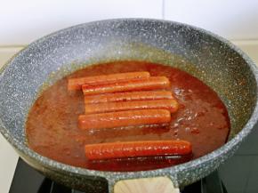 加入煎好的火腿肠。