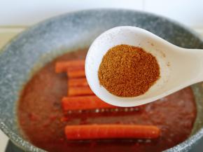 再加入孜然粉，直接大火收汁至浓稠，撒上白芝麻，关火出锅。