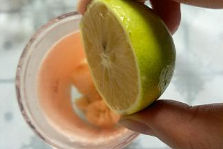 把冷冻香蕉切小块放入榨汁杯中，加入几滴柠檬汁，加入酸奶。