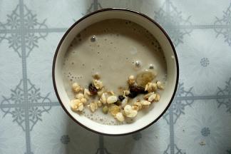 撒上坚果燕麦片