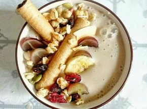 根据自己喜欢放上蛋卷、提子做装饰即可