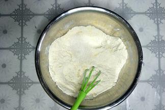 面粉、玉米面、白糖放在盆中搅拌均匀。