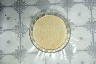 酵母放入水中融化