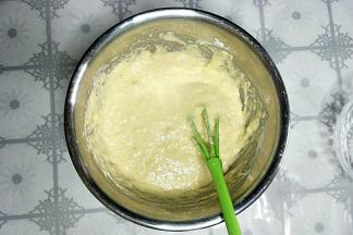 搅拌均匀至无干面粉、无面疙瘩状态。