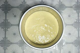 6英寸圆形模具刷一层植物油防粘，把面糊倒入模具中，盖保鲜膜醒发40分钟左右，冬天要适当延长醒发时间。