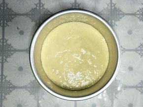 6英寸圆形模具刷一层植物油防粘，把面糊倒入模具中，盖保鲜膜醒发40分钟左右，冬天要适当延长醒发时间。