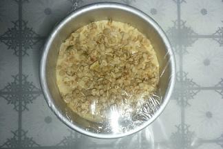 表面撒一层即食燕麦，冷水下锅，放入蒸屉。开大火，水开后再蒸40分钟，关火闷5分钟。