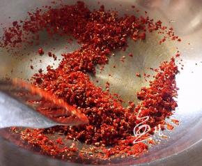 中火炒至辣椒粉酥香